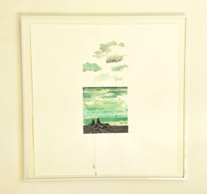 De nuages verdâtres sur fond blanc sur la moitié superieure du tableau, et sur la mitié inférieur, fond de l'océan verdâtre et de chaines montagneuses noires